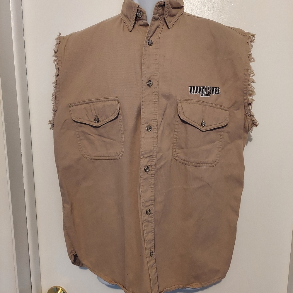 Pre-owned broken spoke saloon sleeveless button up